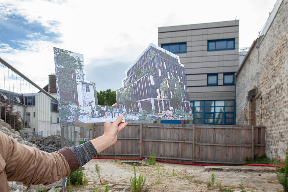 Une main tenant une photo du futur site Saint-Vincent-de-Paul