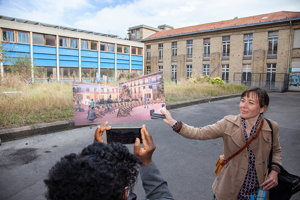 Une femme tenant une photo du futur site Saint-Vincent-de-Paul