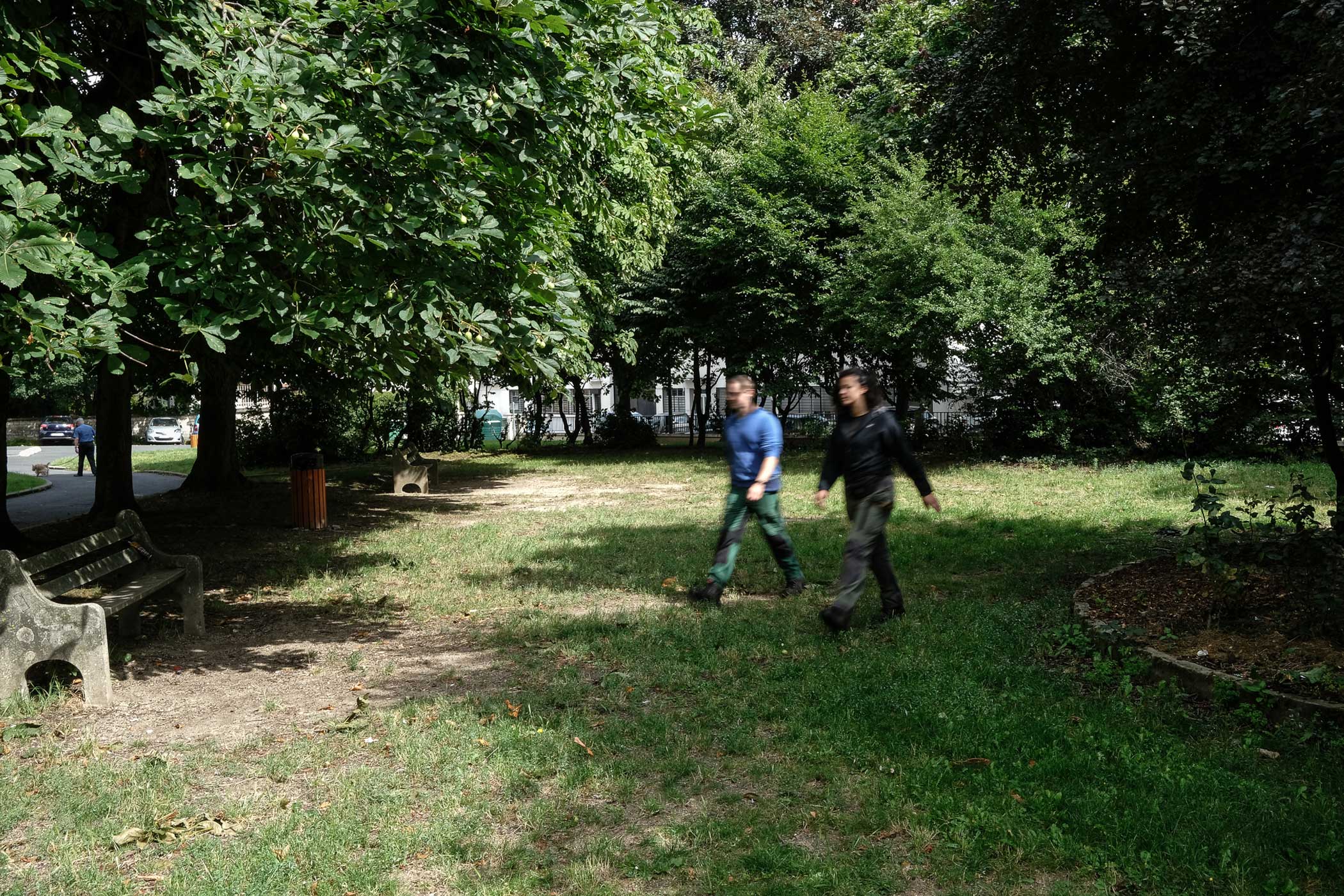 Les collaborateurs du service Espace Vert de Paris Habitat marchent dans le parc de Malakoff